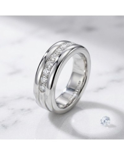 Alliance en trois godrons en or sertie de 9 diamants sur plan blanc, avec diamant égaré près.