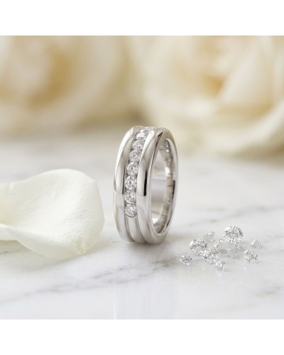 Alliance en or sertie de 9 diamants à trois godrons, anneau élégant avec rangée de diamants.