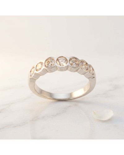Alliance sertie de diamants en chute en or massif, bague élégante avec diamants ronds incrustés sur le dessus.