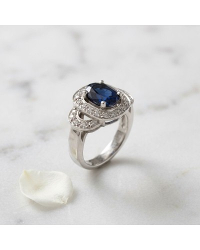 Alliance PROMESSE en argent ou sertie de 29 diamants et d'un saphir synthétique, bague centrale bleu profond et guirlande pavée.