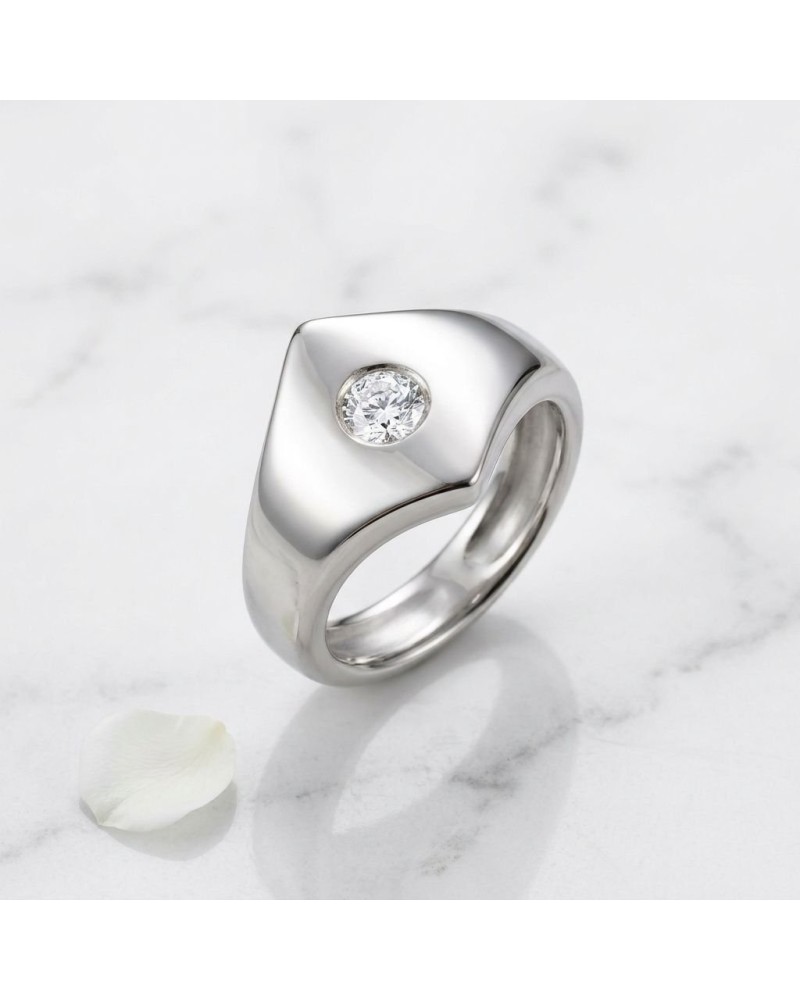 Alliance SAMBA ONE en métal brillant avec diamant serti, anneau moderne élégant sur fond marbre blanc.