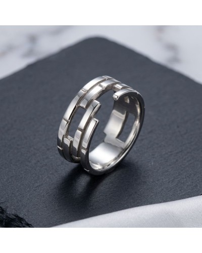 Alliance homme en or et argent, bague moderne à motifs géométriques, sur fond sombre.