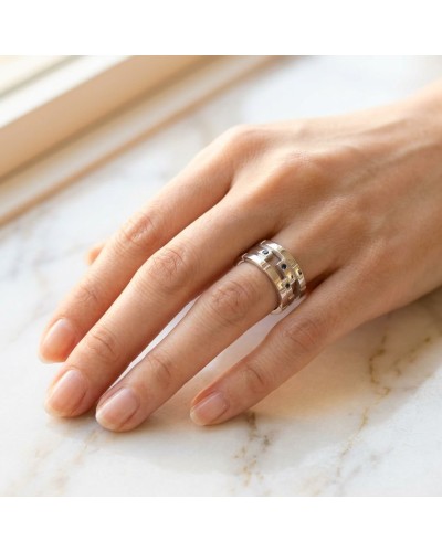 Alliance WALL pour femme en or avec 7 saphirs synthétiques, portée sur le doigt.