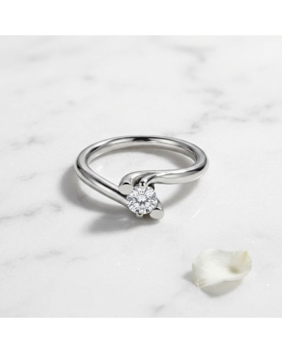 Alliance HALMAHERA en or sertie d'un diamant sur bague en métal argenté, diamant brillant et pétale blanche en arrière-plan
