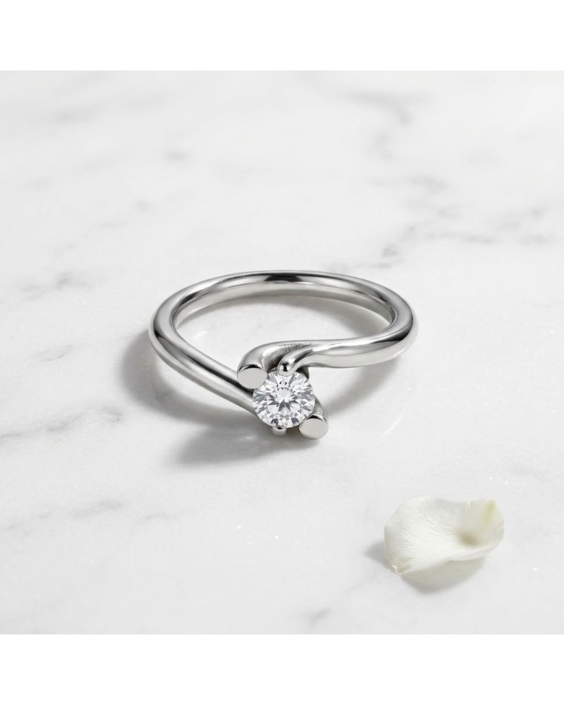 Alliance HALMAHERA en or sertie d'un diamant sur bague en métal argenté, diamant brillant et pétale blanche en arrière-plan