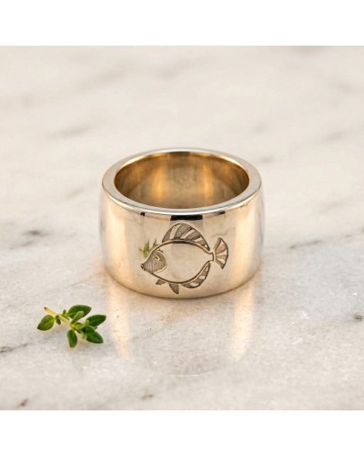 Alliance gravure poisson pour homme en or – bague large en or avec motif poisson gravé sur le côté, bas-relief élégant.