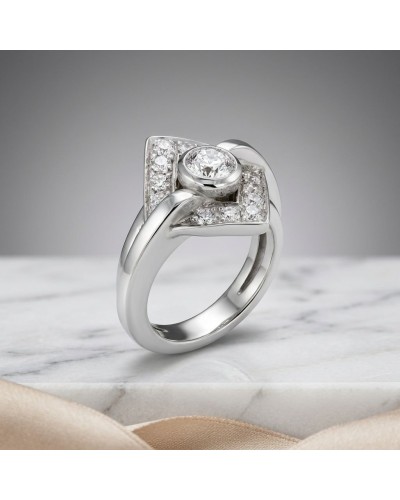 Alliance ANGELINE en or sertie de 13 diamants, bague moderne avec pierre centrale et pavage de diamants surmontée par serrement