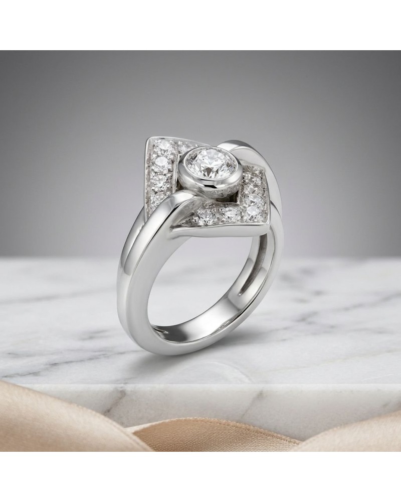 Alliance ANGELINE en or sertie de 13 diamants, bague moderne avec pierre centrale et pavage de diamants surmontée par serrement