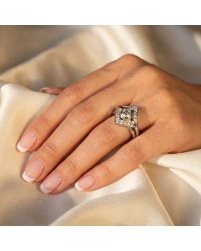 Alliance ANGELINE en or avec 13 diamants sur une main posée sur satin, gros plan sur le bijou