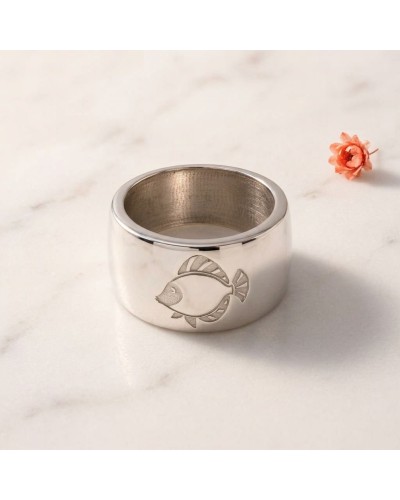 Alliance gravée poisson pour femme en or argenté, image montrant une bague épaisse avec motif poisson et intérieur brossé.