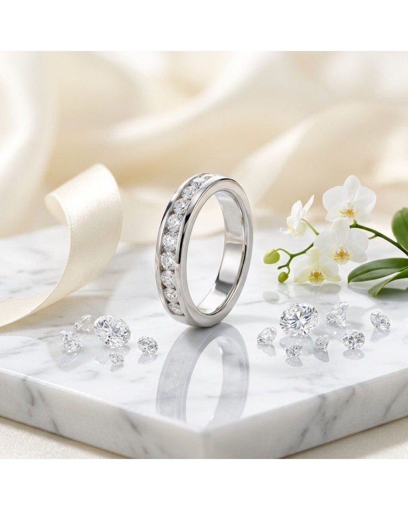 alliance en or serti raille de 9 diamants, bague argentée avec rang diamanté, entourée de petits diamants et fleurs blanches sur