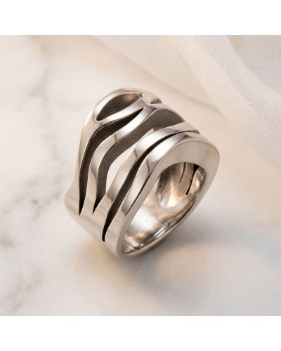 Alliance ATIANA femme en or: bague argentée élégante à motifs ondulés, sur fond clair.