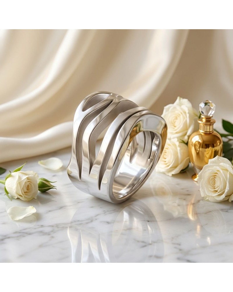 Alliance ATIANA femme en or: bracelet moderne argenté avec bandes ondulées, posé sur marbre avec roses et parfum doré en arrière