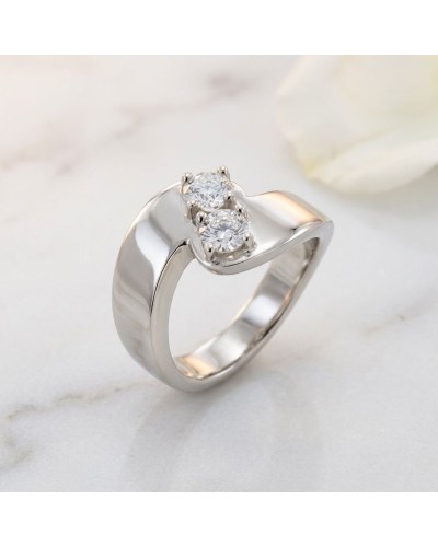 Alliance TOI&MOI en or sertie de 2 diamants, bague moderne avec deux diamants brillants sur bande lisse.