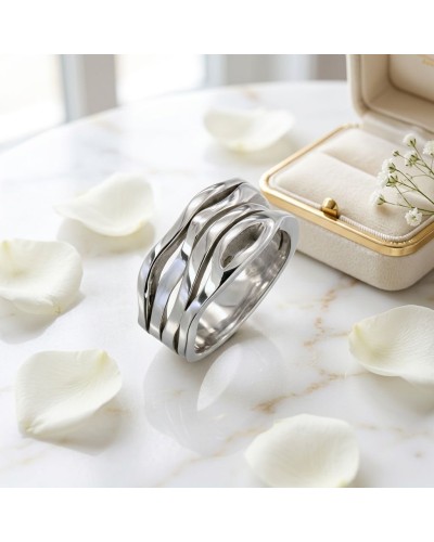 Alliance LITTLE ATIANA en or moderne bracelet argenté, posé sur marbre avec boîte à bijoux et pétales blancs.