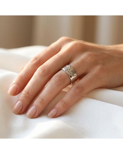 Alliance femme en or sertie de 15 diamants, anneau large avec motif élégant sur le doigt.