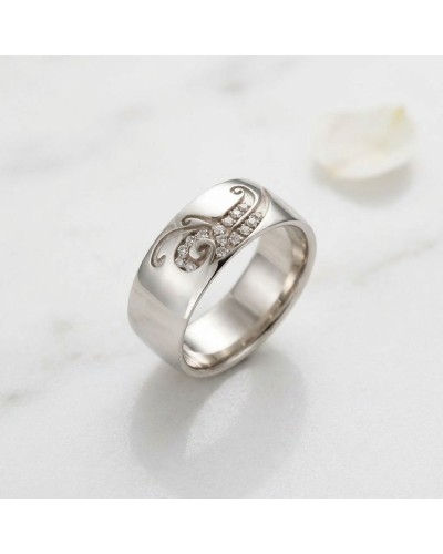 Alliance femme en or sertie de 15 diamants, motif floral gravé sur face brillante, bague élégante et satinée.
