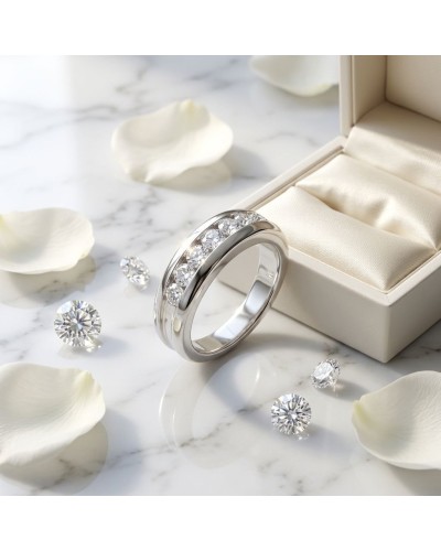 Alliance en or serti raille avec sept diamants scintillants dans un écrin, entourée de pétales et diamants.