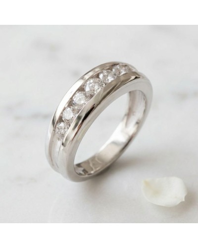 Alliance en or serti raille en chute de 7 diamants, bague Herren, anneau blanc argenté avec sept diamants alignés.