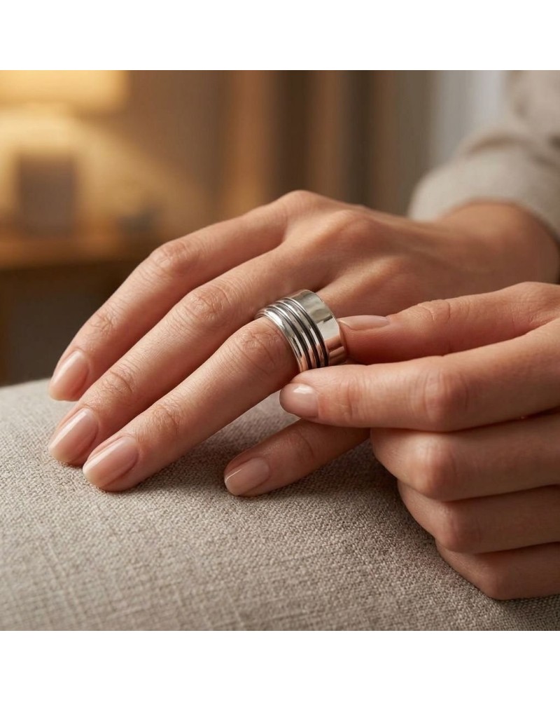 Alliance Large Striée femme en or: bague argentée à larges rayures sur doigt féminin, style moderne et épuré.
