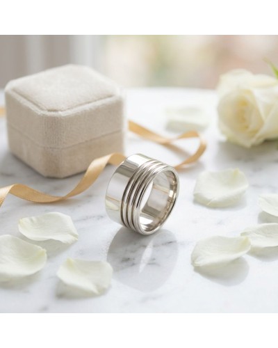 Alliance Large Striée femme en or: bague argentée brillante avec larges stries, posée sur marbre, entourée de pétales et coffret