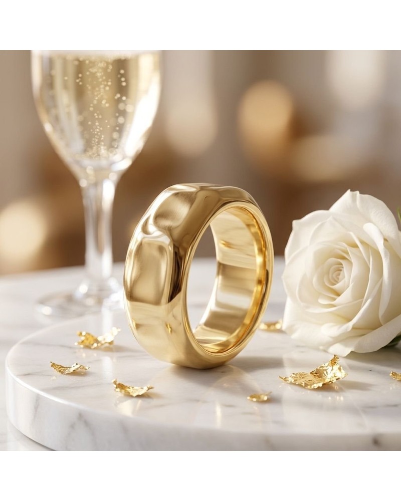 Alliance en écrou lisse femme en or posé sur une table avec une rose blanche et des éclats d’or.