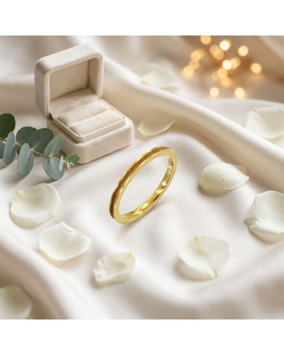 Alliance fine incurvée pour femme en or doré présentée sur satin avec pétales blancs et boîte jewelry au fond