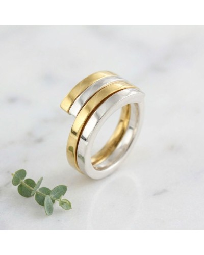 Alliance entrelacée bicolore femme en or: bague avec bandes dor et argent, élégante et moderne.