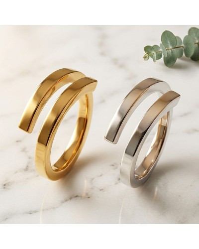 Alliance entrelacée bicolore homme or et argent sur marbre, bijoux rings au fini poli, style élégant et moderne.