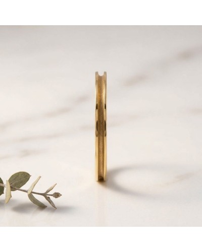 Alliance fine incurvée pour homme en or - côté profil montrant une édition délicate et brillante, posé sur fond clair.