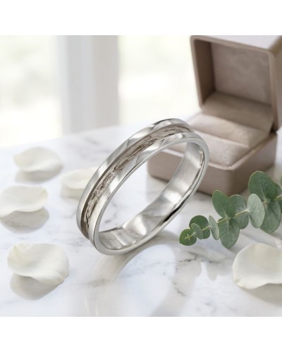 Alliance PEACE femme en or: bague argentée avec motif texturé au centre,靠 dans écrin beige, pétales et feuillage autour.