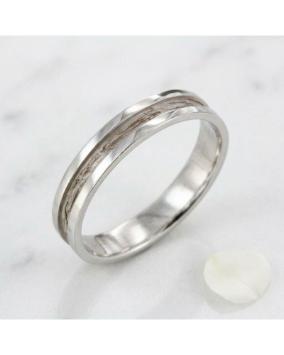 Alliance PEACE femme en or, bague argentée avec bande centrale texturée, élégant motif poli.