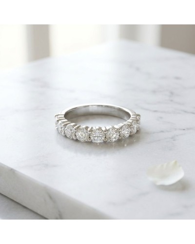 Alliance serti griffes sur demi-tour de 8 diamants femme en or blanc