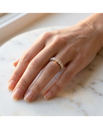 Alliance serti griffes demi-tour, bague femme en or avec 8 diamants étincelants sur doigt nu.