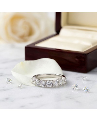 Alliance serti griffes sur demi-tour de 8 diamants femme en or blanc, avec bague et pétales decoratifs.