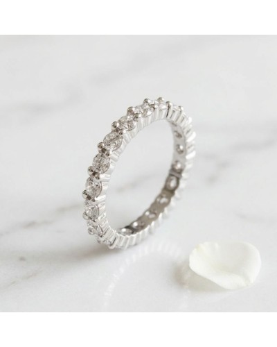 Alliance sertie de diamants sur tout le tour, bague argentée en or blanc avec 20 diamants rondes en pavage.
