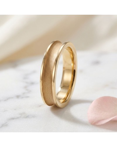 Alliance incurvée et sablée femme en or – bague dorée élégante au design lisse et texturé.