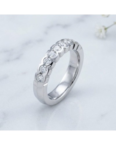 Alliance en or sertie dans la masse de 9 diamants, bague argentée avec 9 diamants ronds sur le coté clair.