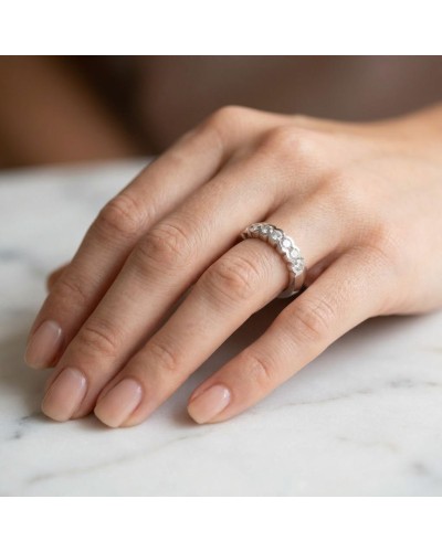 Alliance en or avec neuf diamants sertis en masse sur un doigt, bracelet solitaire élégant.