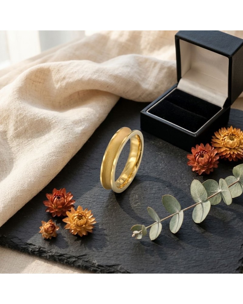 Alliance incurvée et sablée homme en or, bijou élégant posé sur une surface sombre avec boîte à bijoux et fleurs d’automne.
