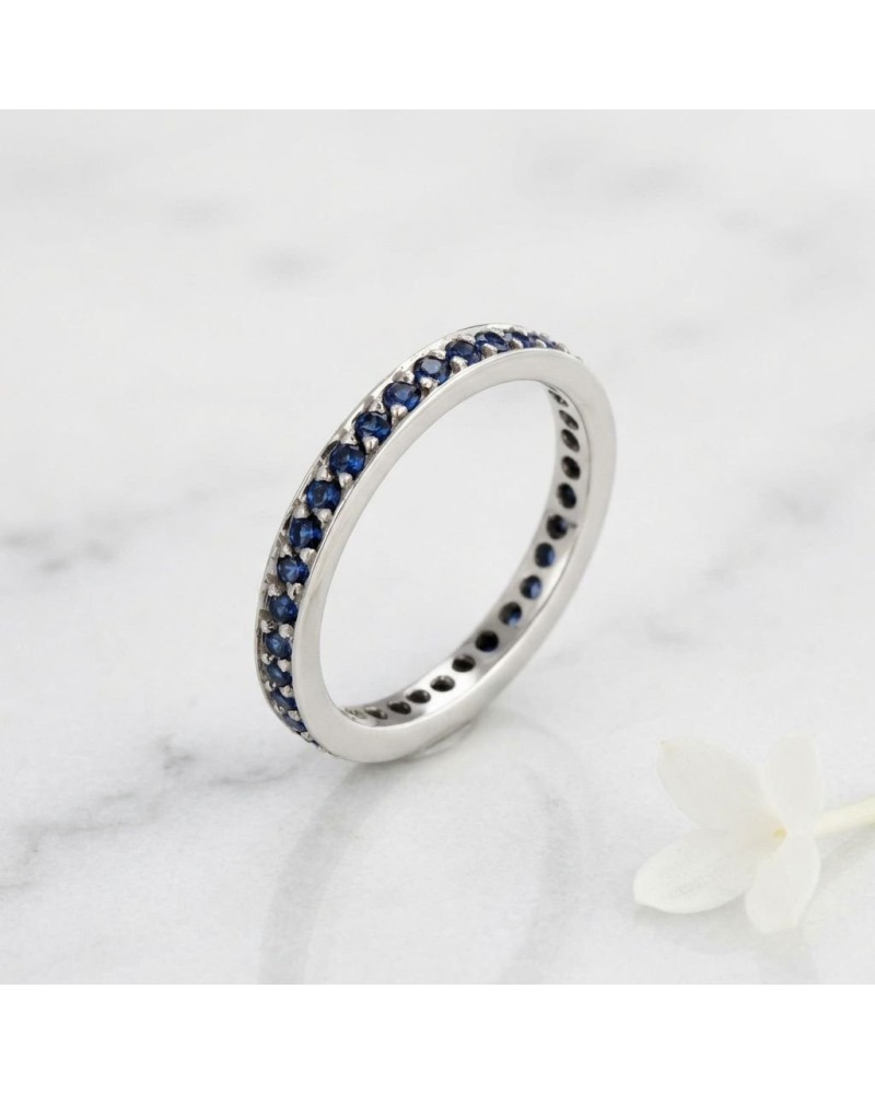 Alliance tour complet en serti grains avec 32 saphirs synthétiques bleus en or blanc, bague fine et élégante.