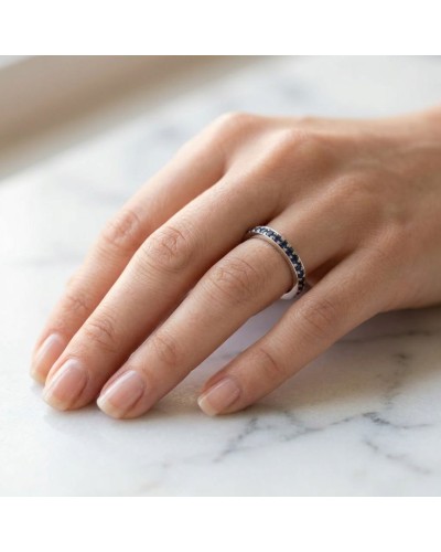 Alliance tour complet en serti grains avec 32 saphirs synthétiques bleus sur doigt, bague en or.