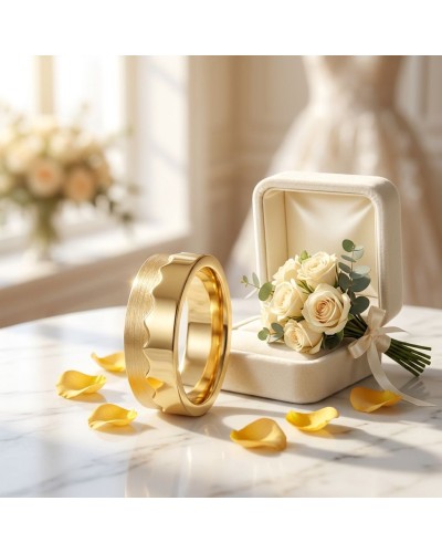 Alliance bi-matière femme en or: bague dorée épurée près d'une boîte à fleurs blanche avec roses et feuilles.