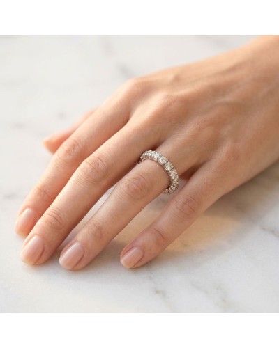 Alliance tennis ou promesse sertie de 19 chatons diamants sur doigt féminin, doré aurore, éclat délicat.