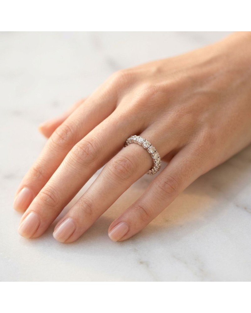 Alliance tennis ou promesse sertie de 19 chatons diamants sur doigt féminin, doré aurore, éclat délicat.