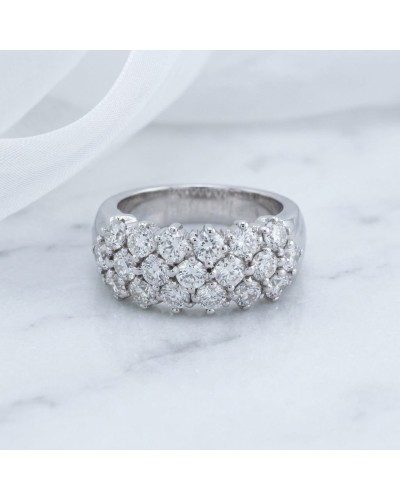 Alliance avec pavage sertie de 19 diamants sur bague en argent sterling, brillante et élégante.