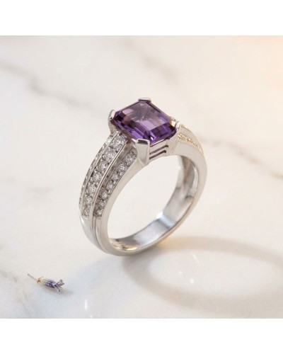 Bague NINA en argent ou platine avec pierre centrale violette gemme carré et petite pavé de diamants sur la bande.