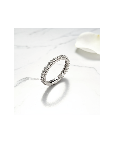 Alliance tour complet sertie de 32 diamants en or blanc, anneau fin et brillant posé sur surface blanche.