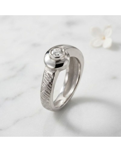 Alliance STARSKY en or sertie d'un diamant: bague argentée moderne avec solitaire diamant surmonté, torsade élégante et gravure