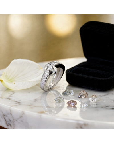 Alliance STARSKY en or sertie d'un diamant, solitaire, surmarbre avec pétale blanche et boîtier noir ouvert